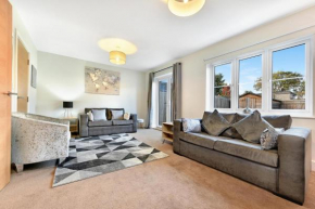 London Heathrow Living Holywell Serviced Houses - 3 and 4 bedrooms, Staines